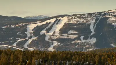Alpinbackar och stugor vid Norefjells skidområde