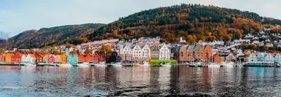Bryggens färgglada trähus vid hamnen i Bergen