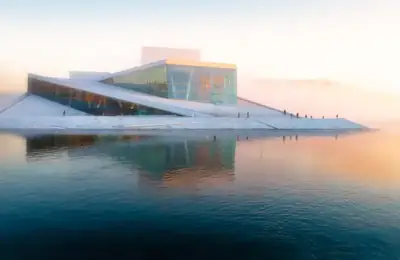 Operahusets vita tak och glasfasad vid vattnet i Oslo